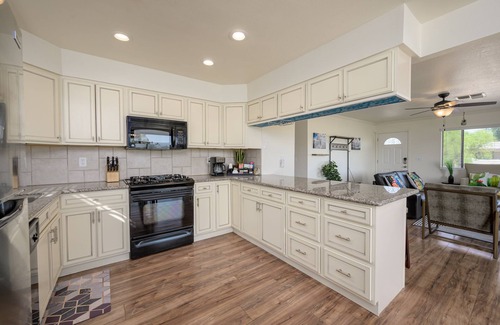 Bullhead City House | Golf course, modern 3 bdr home, King bed, longer stays welcome
