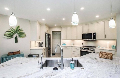 Beachview Country Club Estates House | Golf course pool home on 12th hole of the Sanibel Island Golf Club - Isle Awhile
