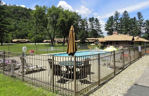 Woodstock Apartment | Golf-course studio with WiFi, & shared pools, hot tub, tennis, & game room