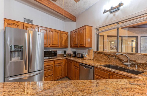 East Mesa House | Golf Course View, Sleeps 10, Remodeled Vacation Getaway, Pool, Putt Green, Fire Pit, Pool Table
