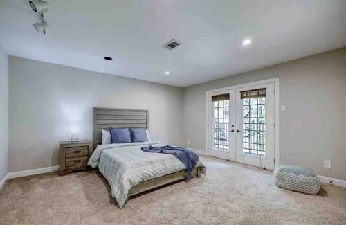 The Woodlands House | Golf course view, 5 minutes away from Cynthiana Mitchell's Pavilion.
