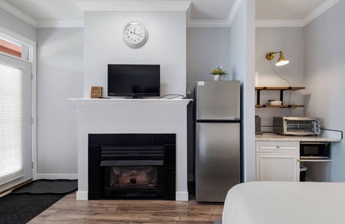 Quail Ridge Apartment | Golf Course Walk Up Studio - King Bed!