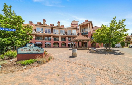 Quail Ridge Apartment | Golf Course Walk Up Studio - King Bed!