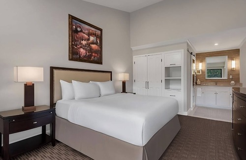 Napa Hotel | Golf in Napa Valley Wine Region! Onsite Swimming Pool, Comes with FREE Parking!
