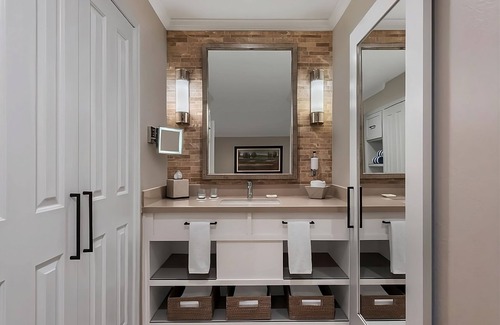 Napa Hotel | Golf in Napa Valley Wine Region! Onsite Swimming Pool, Comes with FREE Parking!