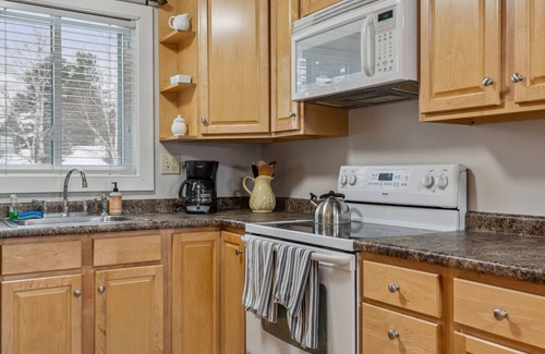 West Hartford Condo | Golf, Lake Pinneo & The Club | Windsor Village 4C