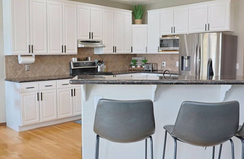 Omaha House | Golf Oasis Sleeps 22 Hot tub Firepit Gym Pool