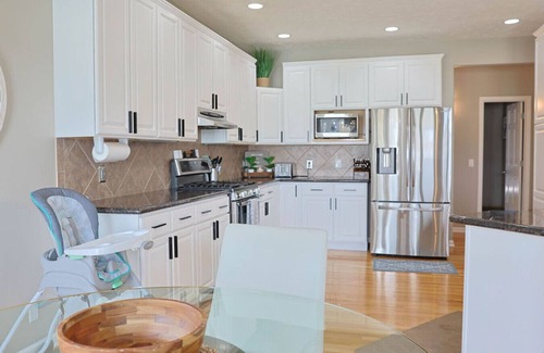 Omaha House | Golf Oasis Sleeps 22 Hot tub Firepit Gym Pool