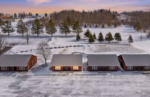 Tully Cabin | Golf, Outdoor Bar, Restaurant - The Timber Cabin