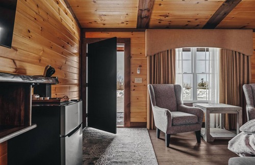 Tully Cabin | Golf, Outdoor Bar, Restaurant - The Tranquil Cabin