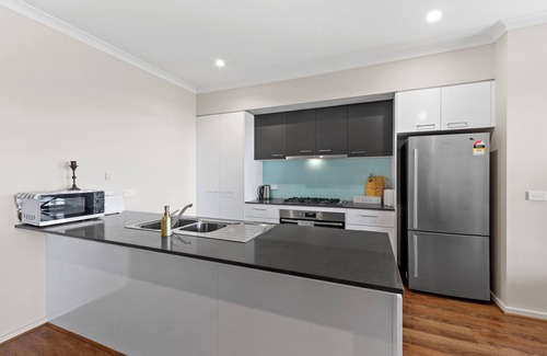 Sanctuary Lakes House | golf pool 2B House in point cook VIC