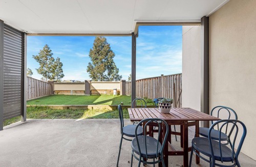 Sanctuary Lakes House | golf pool 2B House in point cook VIC