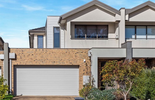 Sanctuary Lakes House | golf pool 2B House in point cook VIC