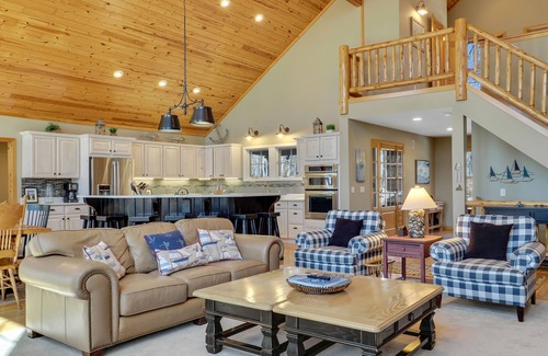 Birchwood Farms House | Golf Privileges | Country Club | 5 miles to Downtown | Hot Tub | Sleeps 20