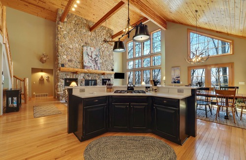 Birchwood Farms House | Golf Privileges | Country Club | 5 miles to Downtown | Hot Tub | Sleeps 20