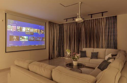 Hosur Villa | Golf View Home by StayJade, 4BHK, Projector