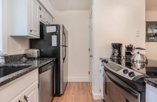 West Hartford Condo | Golf Views! & Patio Dining | Windsor Village 3A