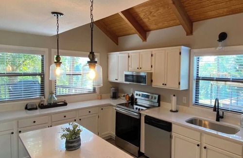 La Follette Cottage | Golfer meets Lake Lover. 4 bd, 4 ba Cottage in Deerfield Resort Hole 5 awaits!