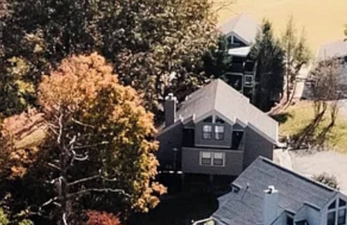 La Follette Cottage | Golfer meets Lake Lover. 4 bd, 4 ba Cottage in Deerfield Resort Hole 5 awaits!