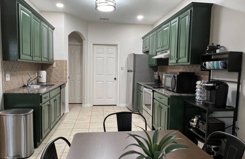 Fort Worth House | Golfer's "Par'adise is the ultimate golf lover's getaway!