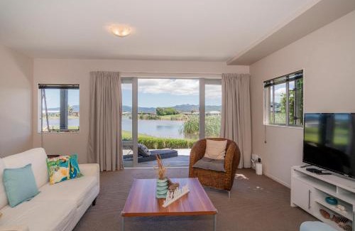 Matarangi House | Golfer's Paradise - Matarangi Holiday Home