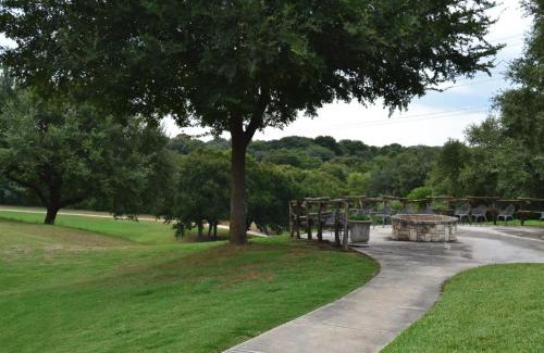 New Braunfels Apartment | Golfer's Paradise