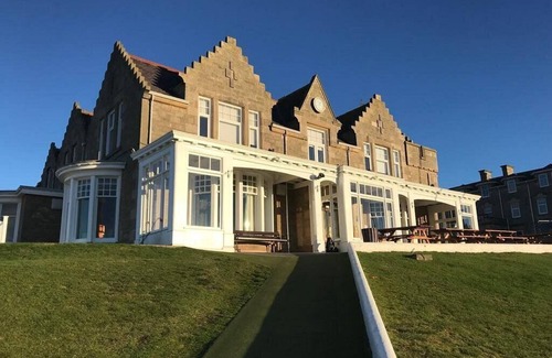 Lossiemouth Apartment | Golfing. hiking. Comfortable flatn5 mins from beach