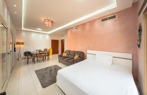 Al Hamra Village Apartment | Golfside Serenity - Stylish 1 BHK by FREE Holiday Homes