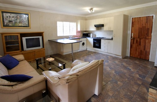 De Deur Cottage | Golfview Lodge, secure country cottage on private estate .