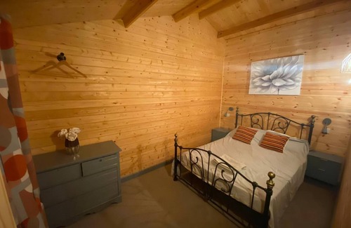 Tal-gareg Cabin | Golygfa- 1 Bedroom Lodge with lake views and Hot tub, West Wales