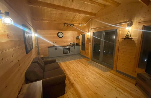 Tal-gareg Cabin | Golygfa- 1 Bedroom Lodge with lake views and Hot tub, West Wales