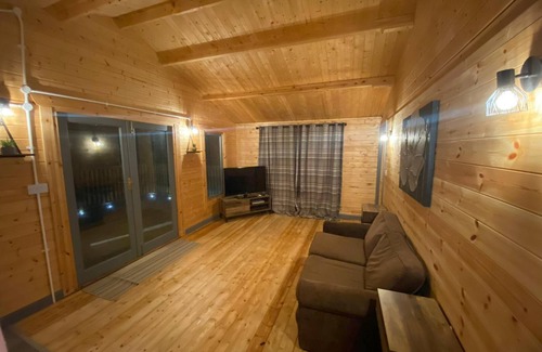 Tal-gareg Cabin | Golygfa- 1 Bedroom Lodge with lake views and Hot tub, West Wales
