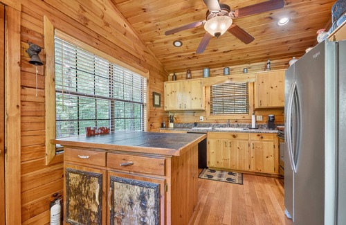 Epworth Cabin | Gone Fish Inn| Creek Frontage| Hot Tub | Pool Table