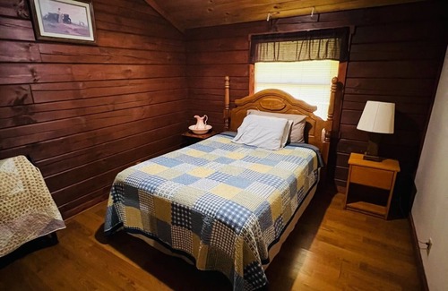 McArthur Cabin | Gone Fishing Cabin (Hocking Hills/Private Pool)