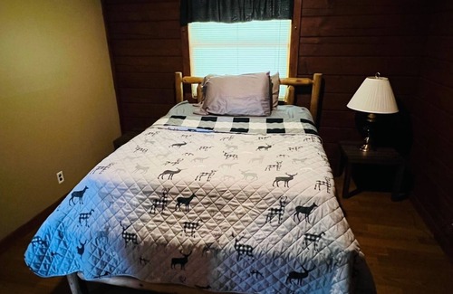 McArthur Cabin | Gone Fishing Cabin (Hocking Hills/Private Pool)