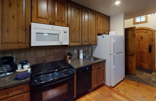 Tamarack Cottage | Gone Skiing - Serene Cottage | Ski-In/Ski-Out Private Hot Tub