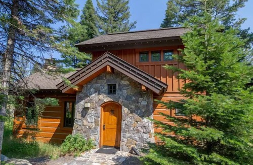 Tamarack Cottage | Gone Skiing - Serene Cottage | Ski-In/Ski-Out Private Hot Tub