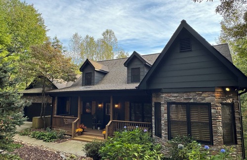 Ellijay Cabin | Gone Squatchin Creekside Cabin~5 Mins to Wineries & Apple Orchards~ Dog Friendly