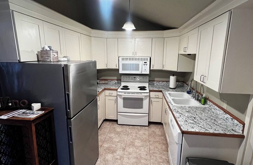 Logan House | GONGAGA 3 BEDROOM GEM ⭐️ Townhouse Rancher Memory Foam 🛏’s ⭐️ Close to Amenities