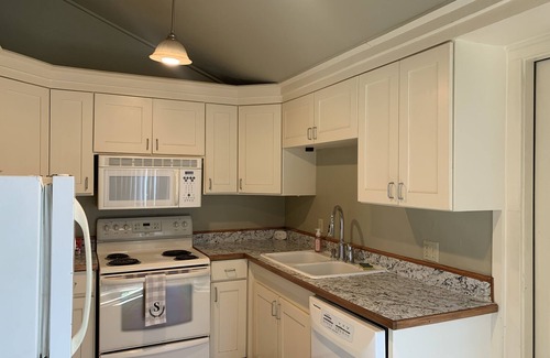 Logan House | GONGAGA 3 BEDROOM GEM ⭐️ Townhouse Rancher Memory Foam 🛏’s ⭐️ Close to Amenities