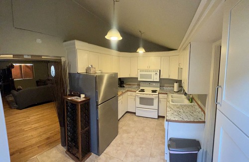 Logan House | GONGAGA 3 BEDROOM GEM ⭐️ Townhouse Rancher Memory Foam 🛏’s ⭐️ Close to Amenities