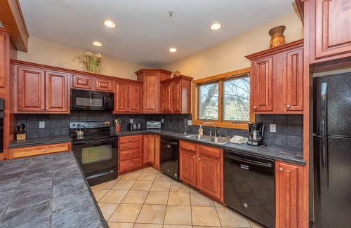 Waterfront Greens House | Good Life: Lakefront, Dogs Welcome, Dock Slip, Hot Tub!