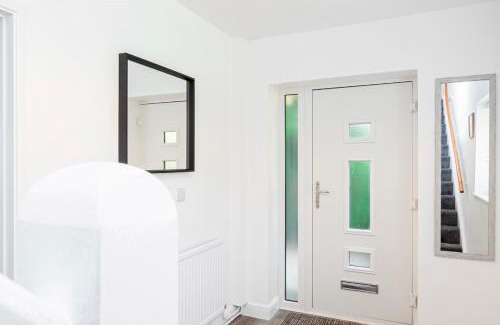 Swindon Apartment | Good Location Free Parking Big Garden Modern House