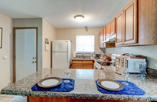 Kingston House | Good Old Days Cottage, King Bed, Pet Friendly