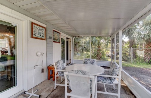 Kingston House | Good Old Days Cottage, King Bed, Pet Friendly