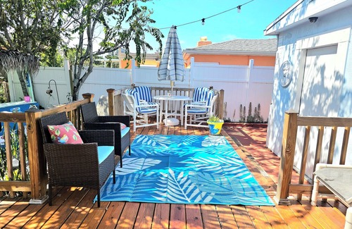 Smith's Memento House | Good Times! Beach cottage with hot tub, walk to beach! Unique amenities!