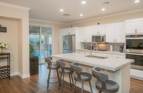 Henderson House | Good Vibes off the strip, 5BR, Secret room, 2 King Beds, Pool and Spa