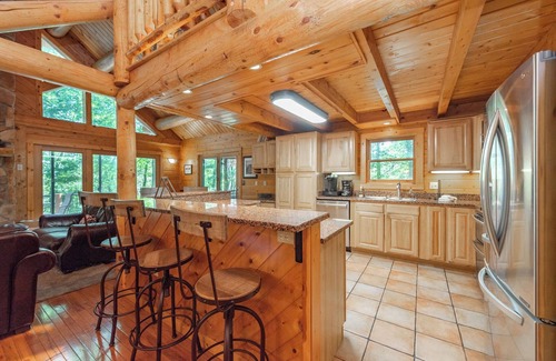 Paradise Point Cabin | Good Vibrations: Lake Access, Log Chalet, Hot Tub, Fire Pit, Grill!