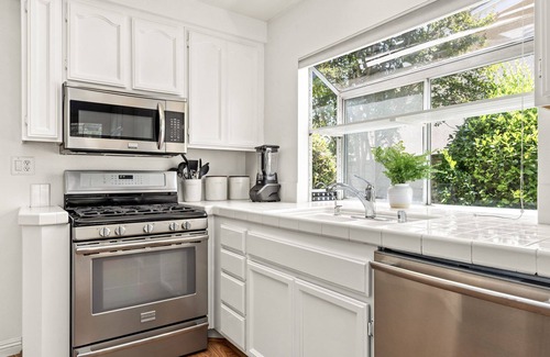 Valencia House | GOODE.HOMES | Luxury 3-bedroom home w/lush garden