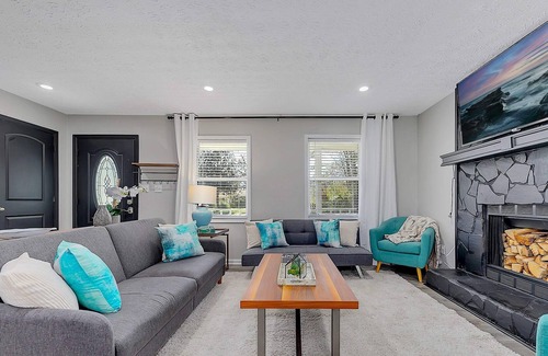 Austell House | GoodKarma Rentals - Newly Renovated! Spacious - Comfy Home with Large fenced yar